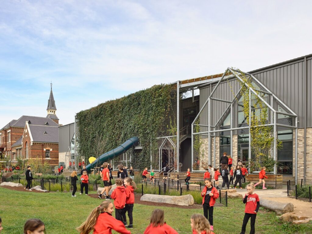 St Kilda Primary school received a lush, living green façade of over 1,900 plants enhancing biodiversity, learning, and urban greening by Fytogreen