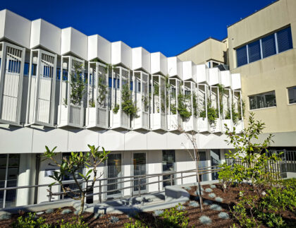 Fytogreen installed custom fire‑compliant aluminium louvre planter boxes to create a green façade at Mater Hospital, delivering resilient vertical greenery across the building exterior.